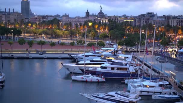 Havnen i Barcelona City om natten . – stockvideo