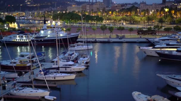 Yates en el puerto de Barcelona por la noche en verano, vista aérea . — Vídeo de stock