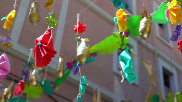 Decoración de la calle hecha de botellas de plástico reciclado, tapón de botella y bolsas . — Vídeo de stock