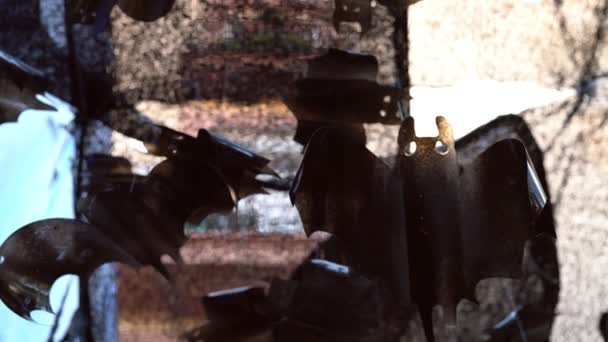 Прикраса вулиці Хеллоуїна, чорні кажани, виготовлені з переробленого пластику, використані пляшки — стокове відео
