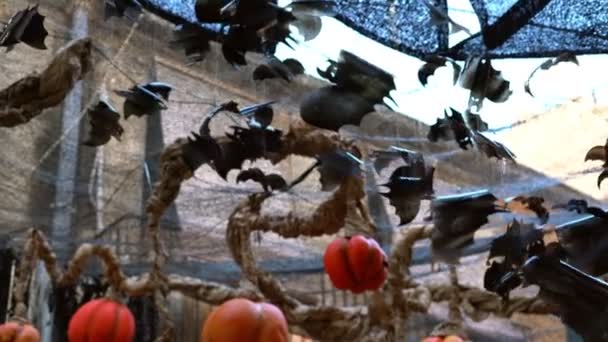 ハロウィーンの通りを飾るために再生プラスチックから作られたコウモリやカボチャ — ストック動画