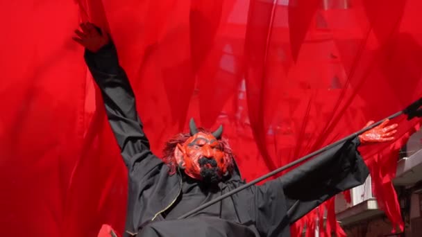 Diavolo con un tridente su un trono su uno sfondo rosso — Video Stock