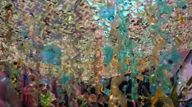 Çok renkli plastik şişelerden yapılmış sokakta gölge için Çatı