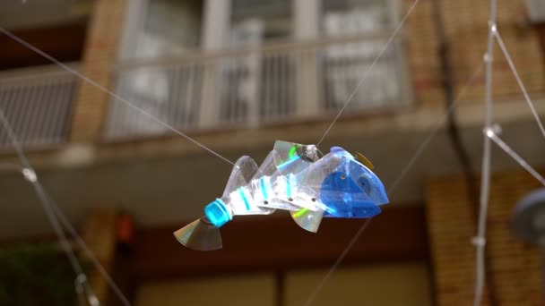 Pescado hecho de botellas de plástico en la calle. decoraciones de calle de plástico reciclado — Vídeos de Stock