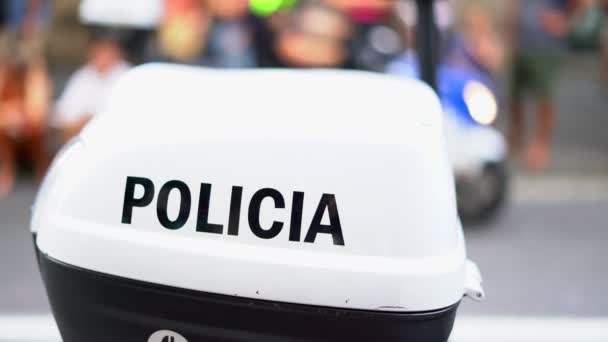 Kofferbak van de politiemotor fiets met inscriptie "Policia" ND politie knipperende lichten — Stockvideo