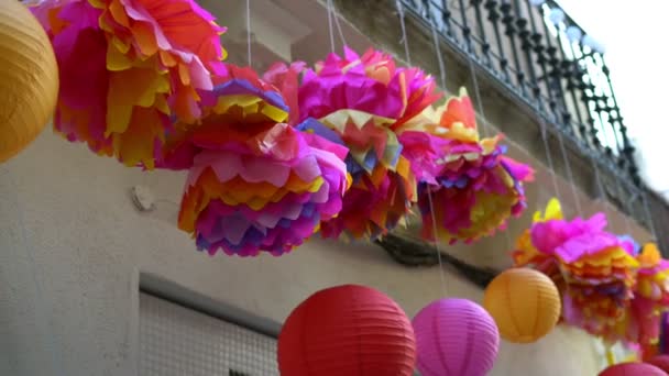 Faroles de calle japoneses multicolores en la entrada a la tienda. decoración de calle — Vídeos de Stock