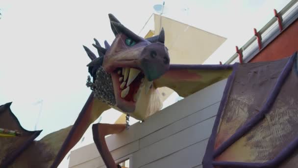 Огромный дракон, сделанный из картона на улице во время праздника — стоковое видео
