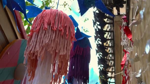 Méduses. Décor de rue en tissu recyclé et vêtements — Video