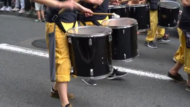 Drummers walk down the street in parade — Stock Video