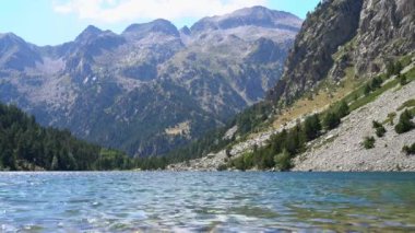 Berrak suyu olan dağ gölü