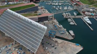 büyük güneş paneli ve liman drone panoramik görünümü