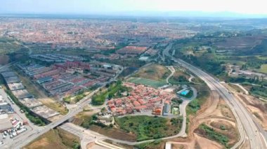 Büyük bir yol kavşağı inşaatının panoramik görüntüsü