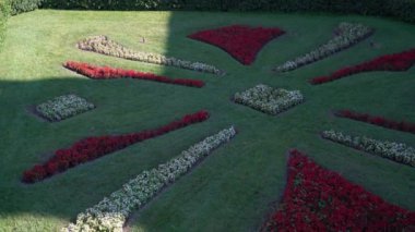ortaçağ kalesi yakınında çiçek tarhı