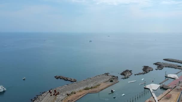 Un avión de motor ligero con publicidad vuela a lo largo de la costa del mar — Vídeos de Stock