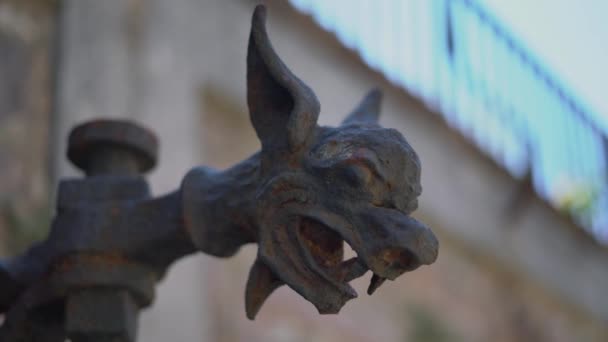 Gargoyle huvud gjord av metall. väggfäste fackla hållare — Stockvideo
