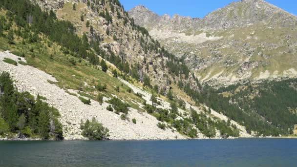 Ancho río con aguas claras fluye junto a una alta montaña. parque nacional — Vídeos de Stock