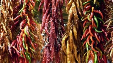 piyasada tezgahta kurutulmuş biber