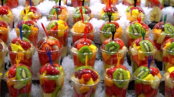 Batidos de frutas en vasos en hielo en el mercado. frutas coloridas en hielo — Vídeos de Stock