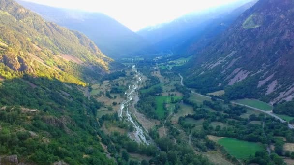 Tal zwischen den Bergen mit einem Gebirgsfluss. Blick aus der Drohne — Stockvideo