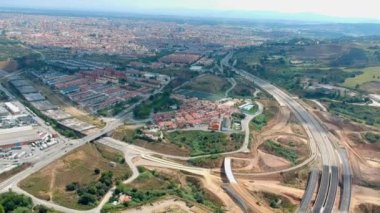 bir kuş uçuş büyük bir şehrin eteklerinde ulaşım kavşak