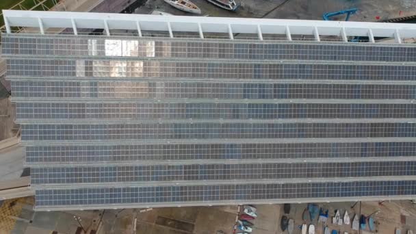 海边巨大的太阳能电池板的鸟瞰图。无污染的清洁能源 — 图库视频影像