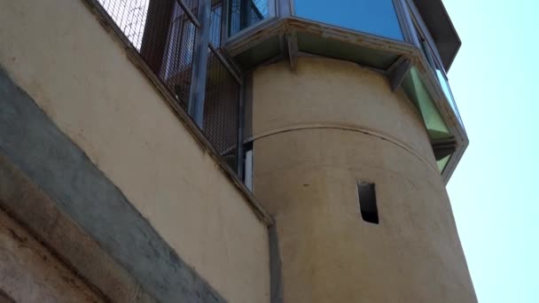 Gefängnisaussichtsturm, Blick von unten. Wachturm — Stockvideo