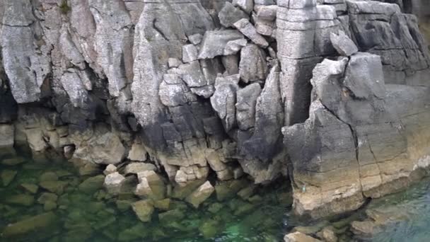 Meereswellen schlagen gegen die Felsen. Luftbild. — Stockvideo
