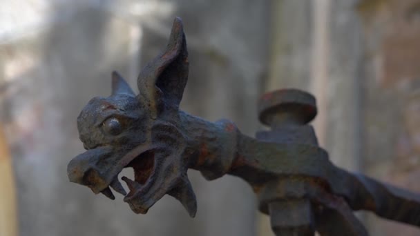 Диявольська голова з металу. тримач факела крупним планом — стокове відео