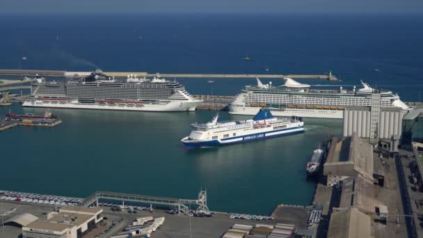 Enorme navio de cruzeiro entra no porto de Barcelona, dia ensolarado. vista de cima — Vídeo de Stock