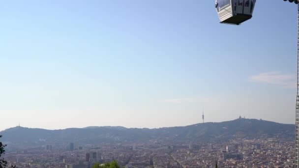 Канатная дорога Teleferic Montjuic в Барселоне против горы Тибидабо — стоковое видео