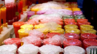 piyasada buz gözlük meyve smoothies. buz renkli meyveler