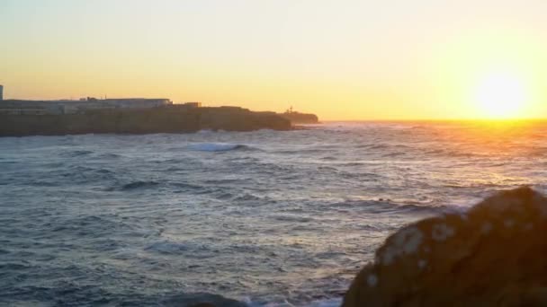 Bellissimo tramonto sulla costa dell'oceano in una tempesta . — Video Stock