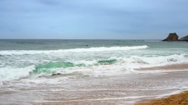 人们在海里冲浪。冲浪者在海浪上冲浪 — 图库视频影像