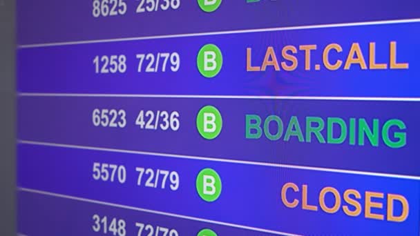 Informatiebord op de luchthaven met info "Laatste oproep" — Stockvideo