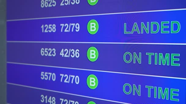 Tablica informacyjna na lotnisku z informacjami "Hard Landing" — Wideo stockowe