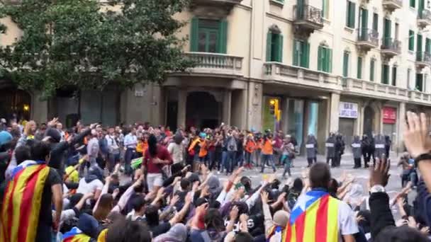 Katalonya bayraklı gençler polis kordonuna karşı tezahürat yapıyorlar. — Stok video