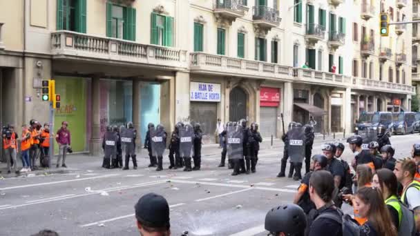 Kordon policji i reporterzy telewizyjni podczas zamieszek w Barcelonie. — Wideo stockowe