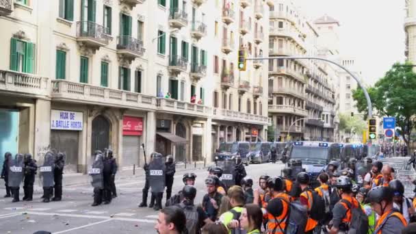 Polis, Barselona 'da silahlı polis araçlarına karşı çıkan bir isyan sırasında kordon oluşturdu. — Stok video