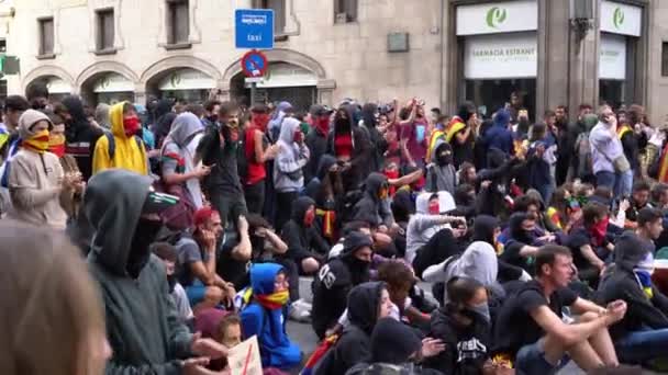 Młodzi ludzie z flagami Katalonii śpiewają pieśni na zablokowanej ulicy podczas zamieszek — Wideo stockowe