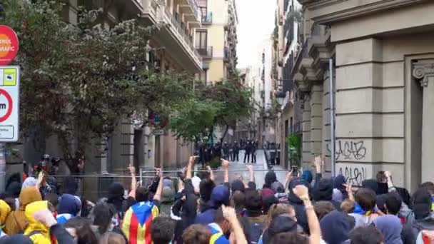 바르셀로나의 한 막힌 거리에서 젊은이들 이 경찰에게 저주를 외친다 — 비디오