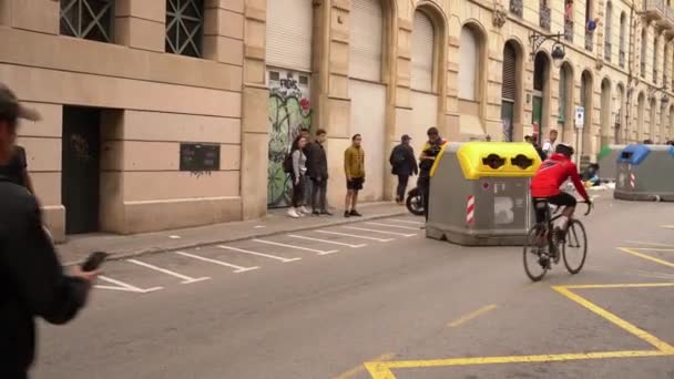 Νέοι σέρνουν έναν κάδο κατά μήκος του δρόμου για να χτίσουν οδοφράγματα κατά τη διάρκεια των ταραχών — Αρχείο Βίντεο