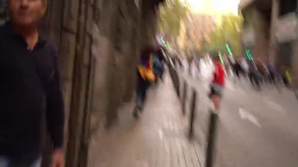 Orang-orang lari dari polisi selama kerusuhan di Barcelona — Stok Video