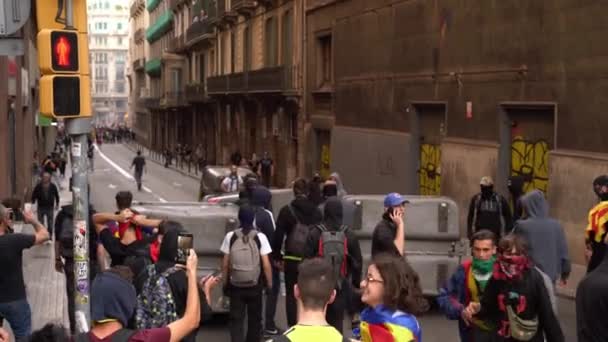 As pessoas constroem barricadas durante os tumultos em Barcelona a partir de contentores de lixo . — Vídeo de Stock