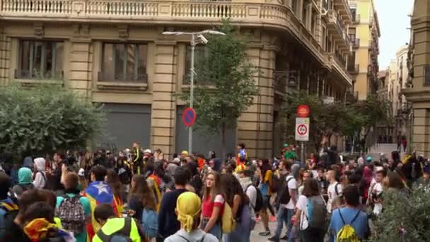 카탈루냐 국기를 든 사람들 이 대 규모 시위중에 거리를 걷고 있습니다. — 비디오