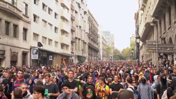 Protesting people with flags of Catalonia on a blocked street in Barcelona. — ストック動画