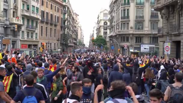 바르셀로나 경찰 코돈 (cordon) 의 배경에 반대하는 사람들을 외치는 모습 — 비디오