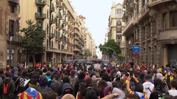 Folk kaster flasker på politi- og fjernsynsreportere under masseprotester – stockvideo