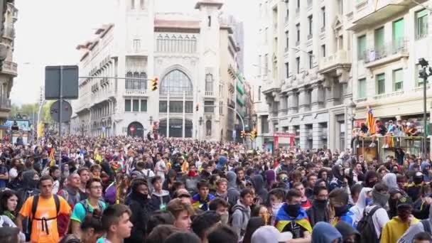 Les gens dans la rue pendant les manifestations de masse et les émeutes à Barcelone — Video