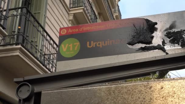 Burned-out sign at the bus stop with the inscription Urquinaona — ストック動画