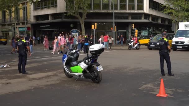 Polis Barselona 'da caddeyi kapattı. Trafik polisi doğrudan trafiği yönetiyor — Stok video